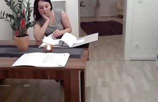 XXX युवा लड़की एक कैफे में खाना पकाने के लिए अटक गई और रसोई में अपने डिक को चूसा