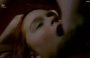 XXX दोस्त अपनी प्रेमिका के बट को स्वीकार करता है