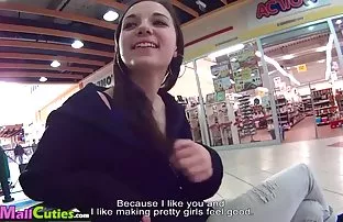 XXX शरारती बहनों ने एक पड़ोसी को एक अच्छा डबल blowjob किया