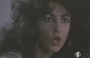 XXX एक भावुक और कराह रही गोरा के साथ बिस्तर में सुंदर सेक्स