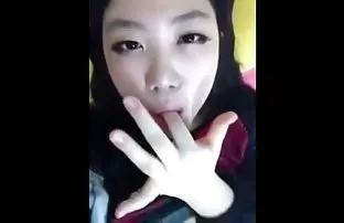 XXX घर की मालकिन ने फर्श पर सेक्स के लिए चित्रकार को बहकाया