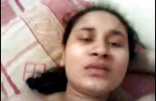 XXX जाँघिया और पेंटीहोज में उज्ज्वल प्रेमिका पैरों और बिल्ली के साथ मुर्गा सहलाती है