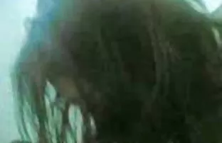 XXX आदमी ने कार के साथ मदद की और घुंघराले लड़की के साथ कृतज्ञता से सेक्स किया