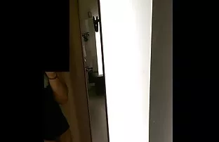 XXX मसाज टेबल पर लाल चूत को फाड़ दिया और जोर से चीर डाला