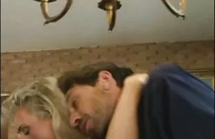 XXX Vyskoy, लेगी रेडहेड गर्लफ्रेंड आदमी एक lounger पर बकवास करता है