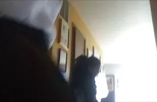 XXX संचिका एमआईएलए सेक्स के लिए उसकी बेटी से एक सुंदर लड़का उधार लेता है