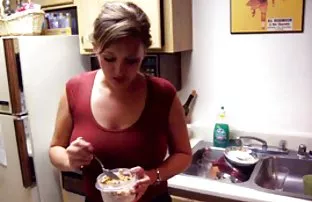 XXX परिपक्व प्रेमिका रोकथाम के लिए युवा गृहिणी fucks