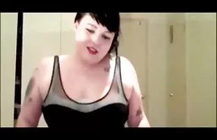 XXX सेक्सी गोरा उसके दोस्त की प्रेमिका को चूषण के साथ बहकाया और सोफे पर गड़बड़ कर दिया