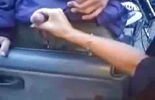 XXX स्मार्टफोन के कैमरे पर एक दोस्त के साथ हॉर्नी स्लिम गोरा स्पाइक्स