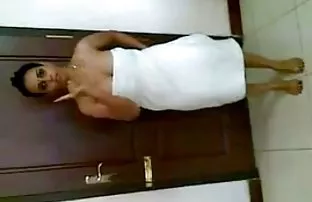 XXX भव्य स्ट्रिपर ने उनके नृत्य के साथ जंगली इच्छा जताई