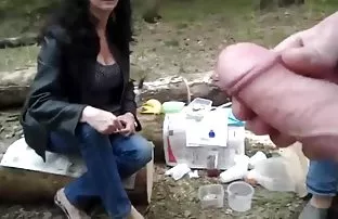 XXX प्रकृति के लिए एक रेडहेड लाया और छत पर पहाड़ों की अनदेखी की